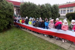 Przedszkolaki odwiedzaja miejsca pamieci narodowej